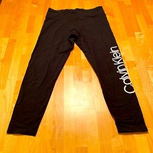I’m selling black and white Calvin Klein legging
